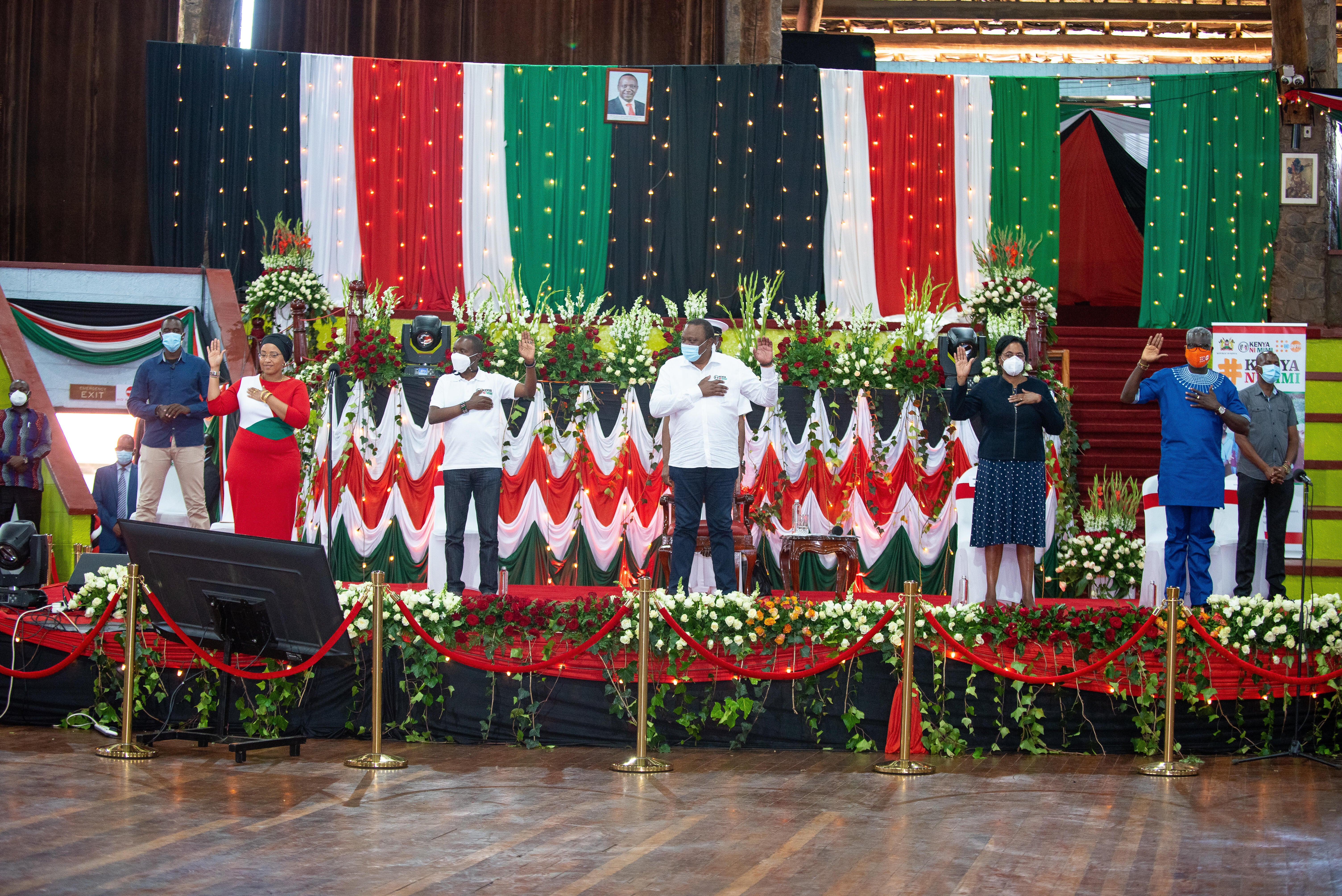 From left to right: CAS Nadia Adalla, CS Joe Mucheru, H.E Uhuru Kenyatta, CS Margaret Kobia and Dr Ademola Olajide