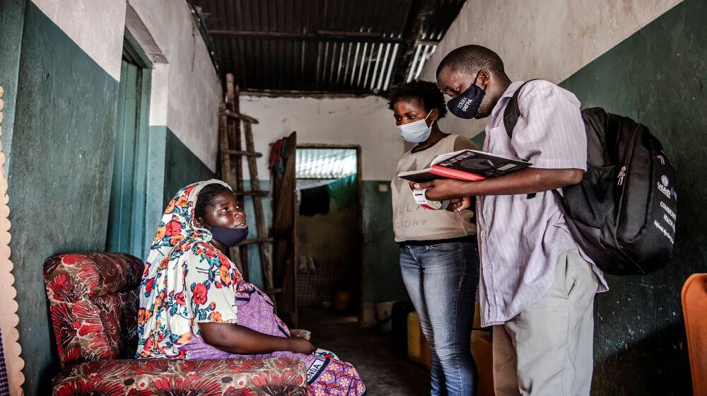 Community Family Health Agents visit a young mother in Mtwapa, Kilifi County, Kenya. UNFPA/Luis Tato